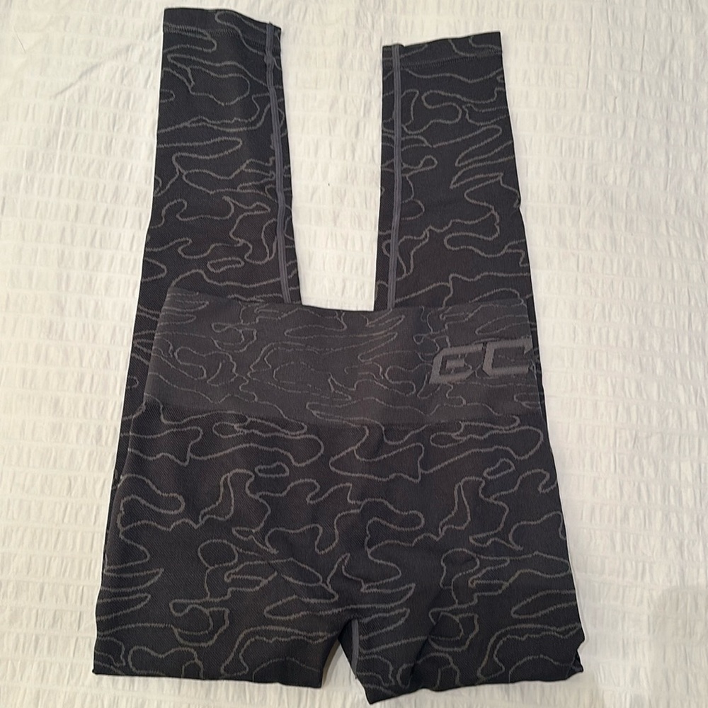 ECHT leggings scrunch butt.